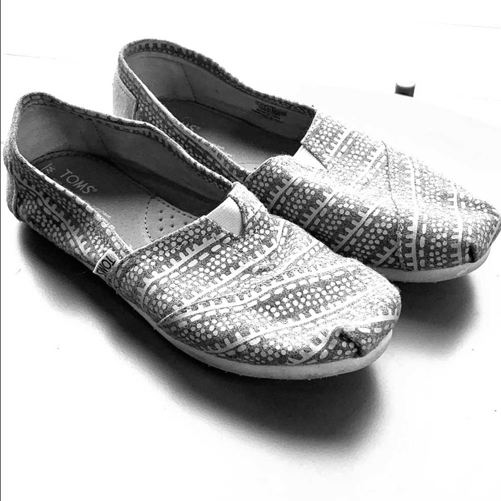 Classic Toms 7.5 gray and off white pattern